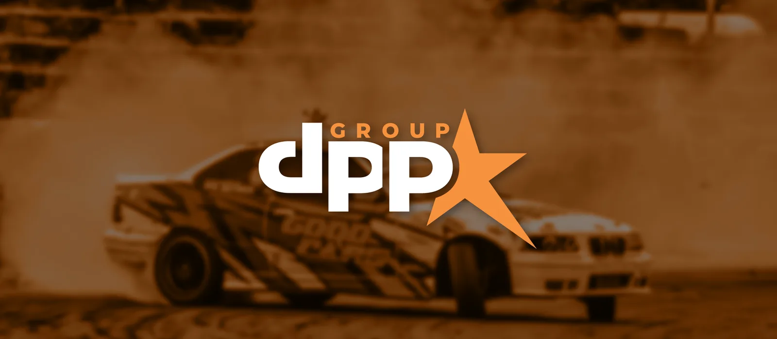 Samochód driftujący z logo DPP Group, zdjęcie w sepii
